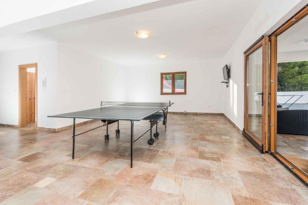 Stolný tenis v ubytovaní Holiday home in Jasenice 31210 alebo v jeho okolí