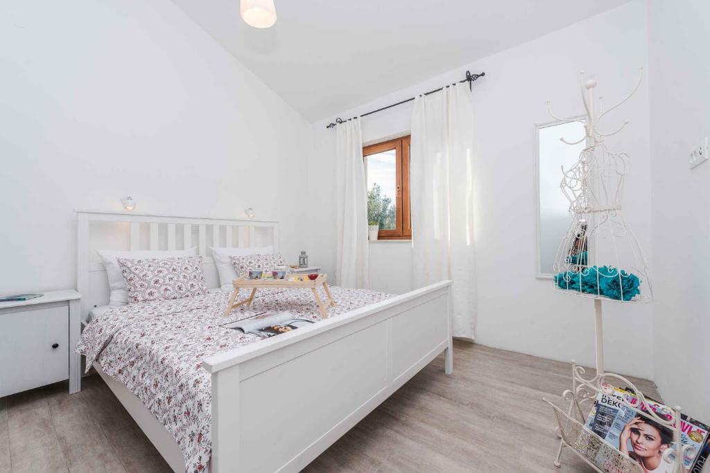 Posteľ alebo postele v izbe v ubytovaní Holiday home in Jasenice 31210