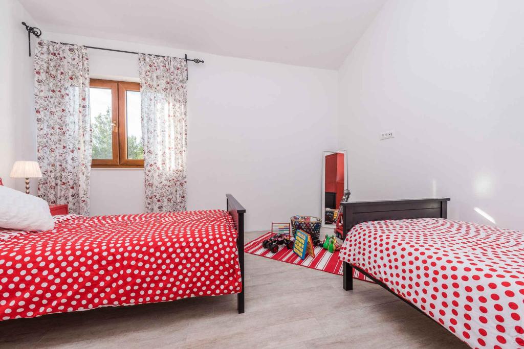Posteľ alebo postele v izbe v ubytovaní Holiday home in Jasenice 31210