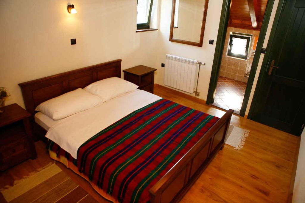 sypialnia z łóżkiem z kolorowym kocem w paski w obiekcie Holiday home in Starigrad-Paklenica 41708 w mieście Starigrad-Paklenica
