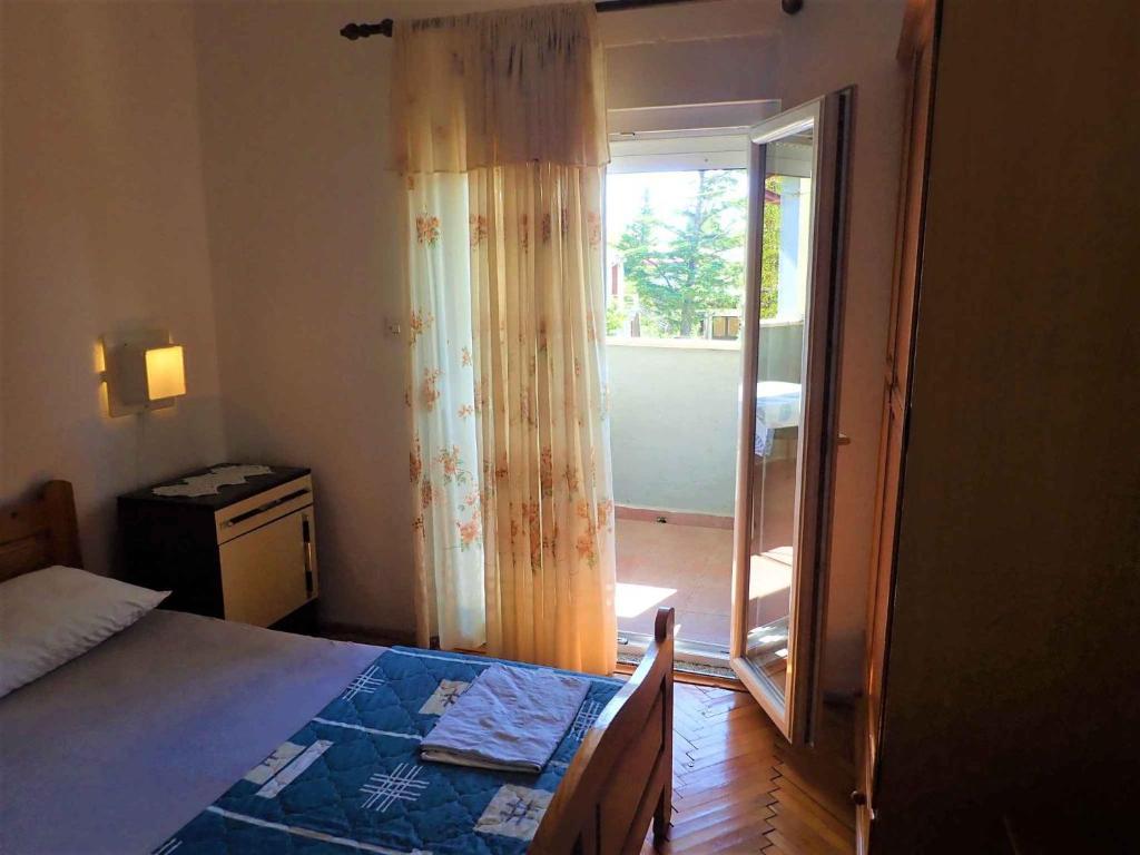 Posteľ alebo postele v izbe v ubytovaní Apartment in Starigrad-Paklenica 6860