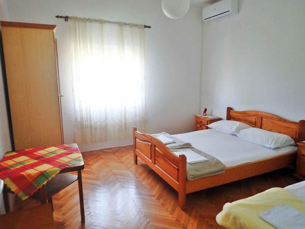 Posteľ alebo postele v izbe v ubytovaní Apartment in Starigrad-Paklenica 6860