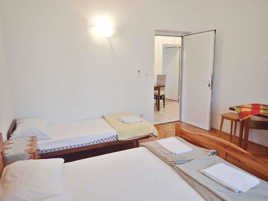 Posteľ alebo postele v izbe v ubytovaní Apartment in Starigrad-Paklenica 6860