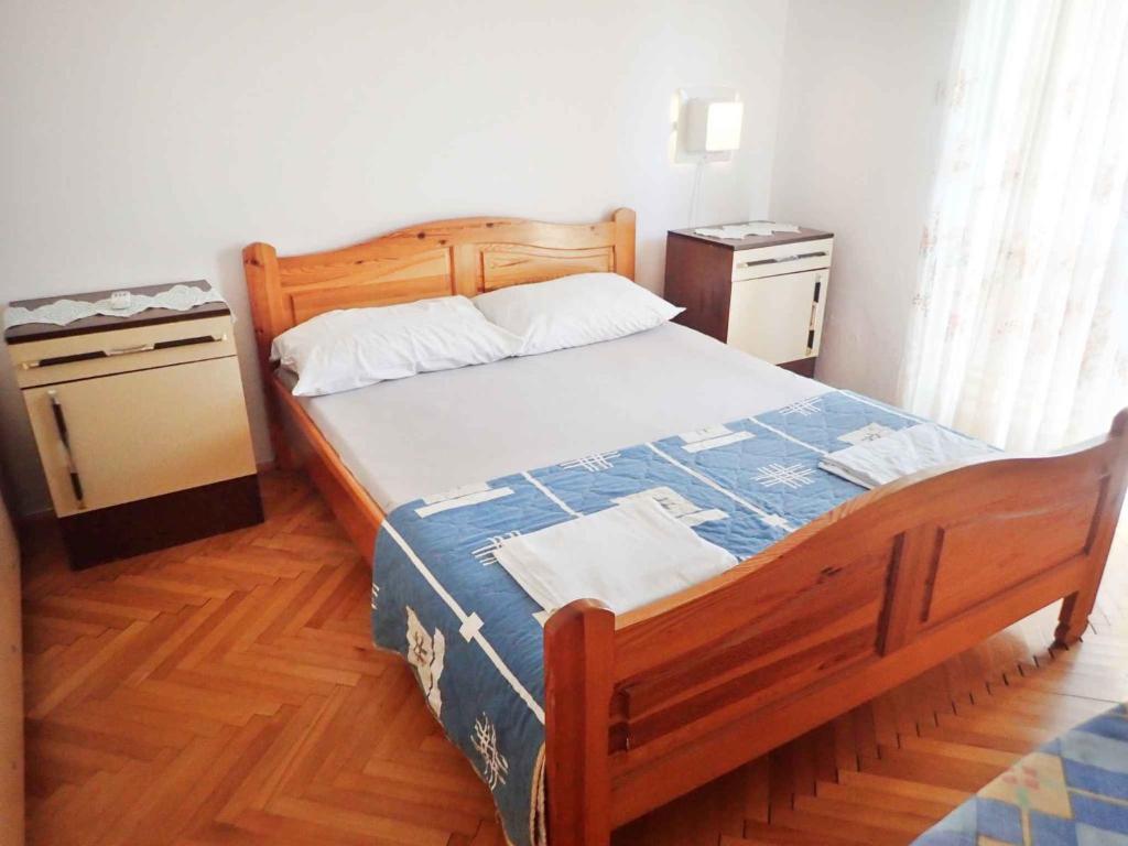 Posteľ alebo postele v izbe v ubytovaní Apartment in Starigrad-Paklenica 6860