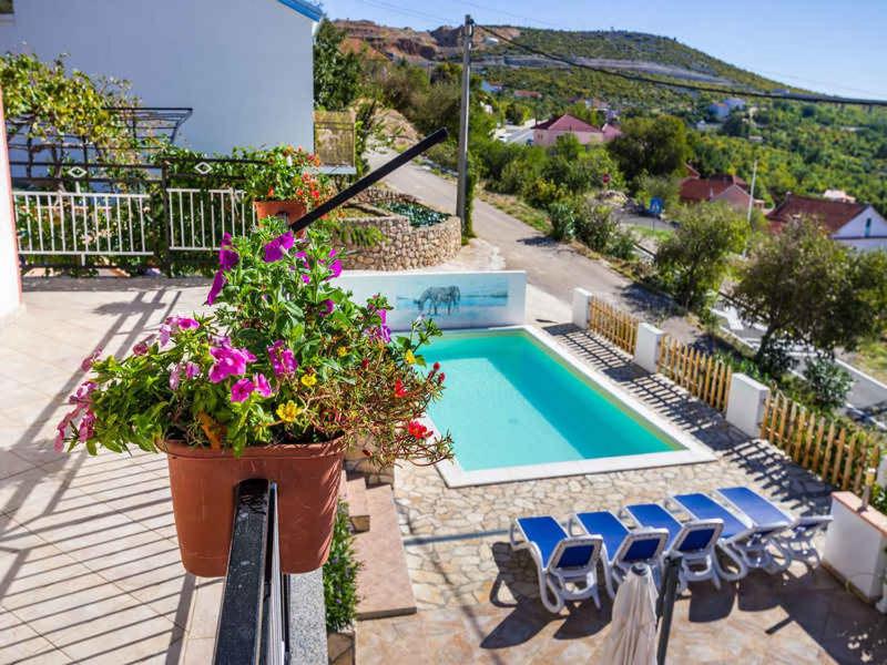 Bazén v ubytovaní Holiday home in Jasenice 33303 alebo v jeho blízkosti