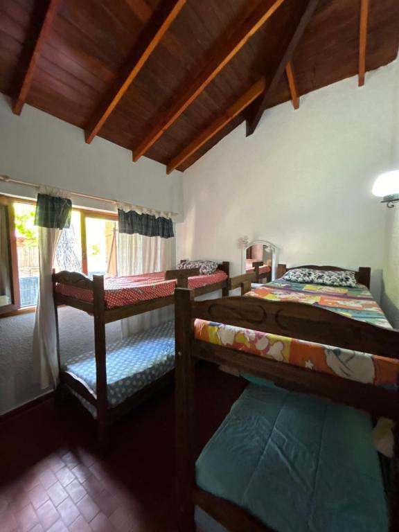 1 dormitorio con 2 literas y ventana en FloChris Villa Gesell Zona Norte SOLO FAMILIAS en Villa Gesell