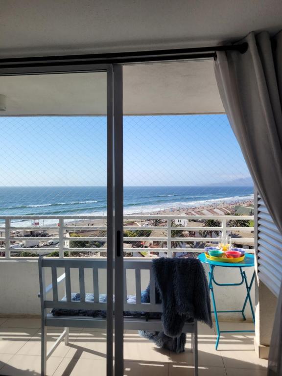 balcón con mesa y vistas al océano en Valemar, en La Serena