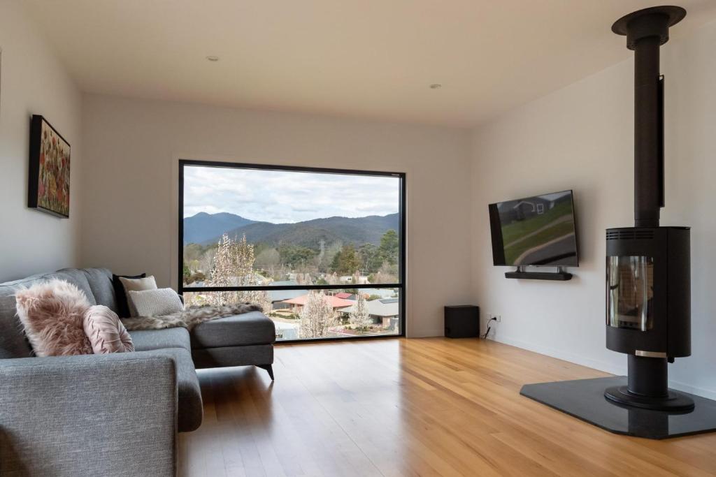 Balcony to Bogong - modern house ten minute stroll to town