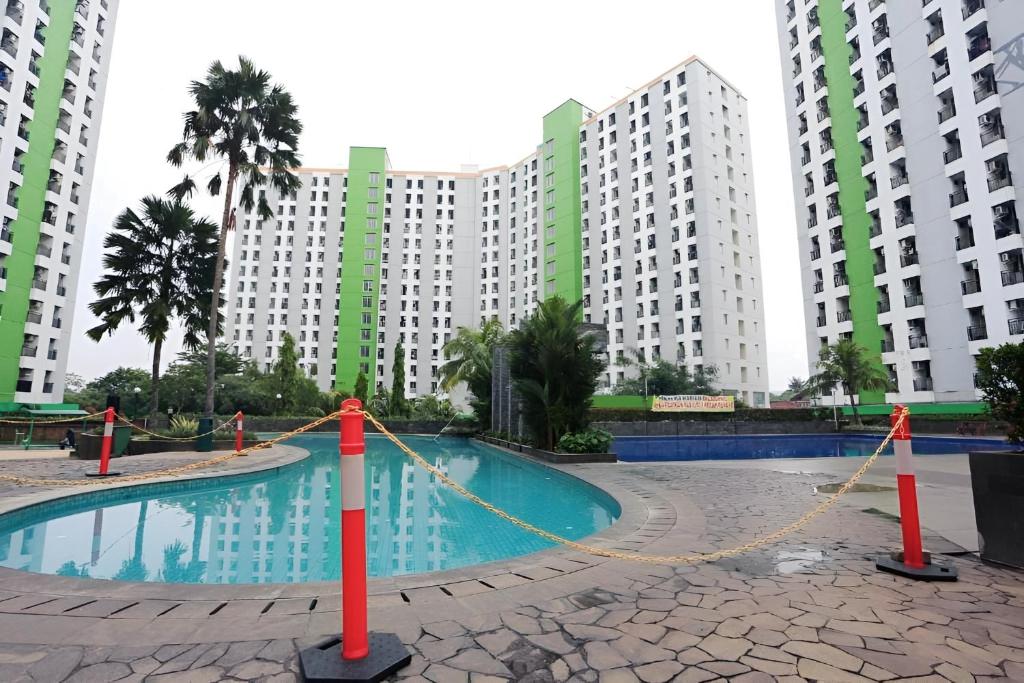 une piscine en face de certains grands bâtiments dans l'établissement Asia Room at Green Lake View Apartment, à Jakarta