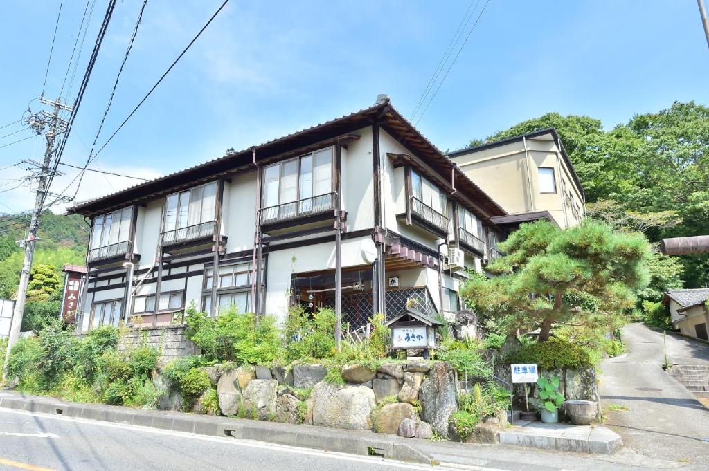 un edificio al lado de una calle en 万葉茶寮みさか en Hirugami