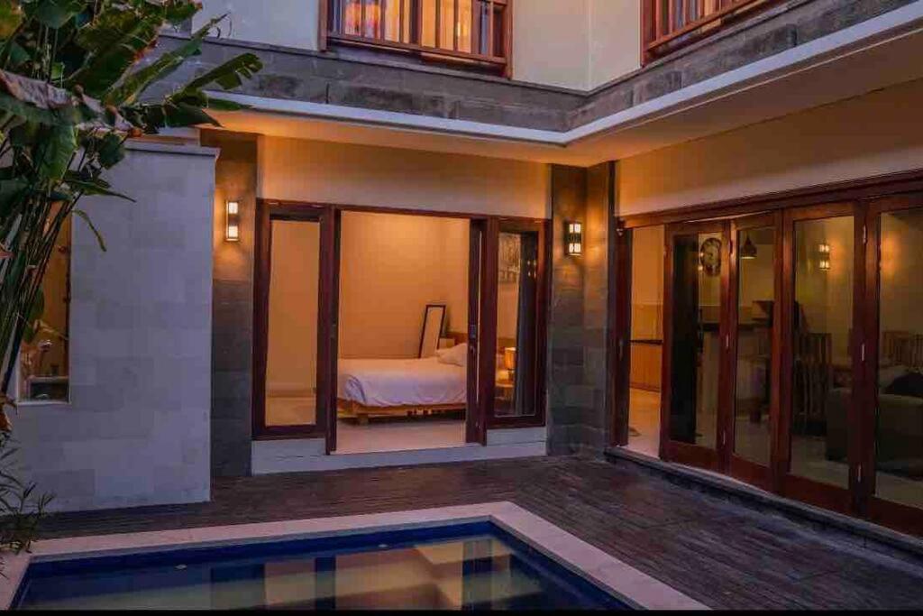 sypialnia w domu z basenem w obiekcie Beautiful and hidden paradise in Bali w mieście Seminyak