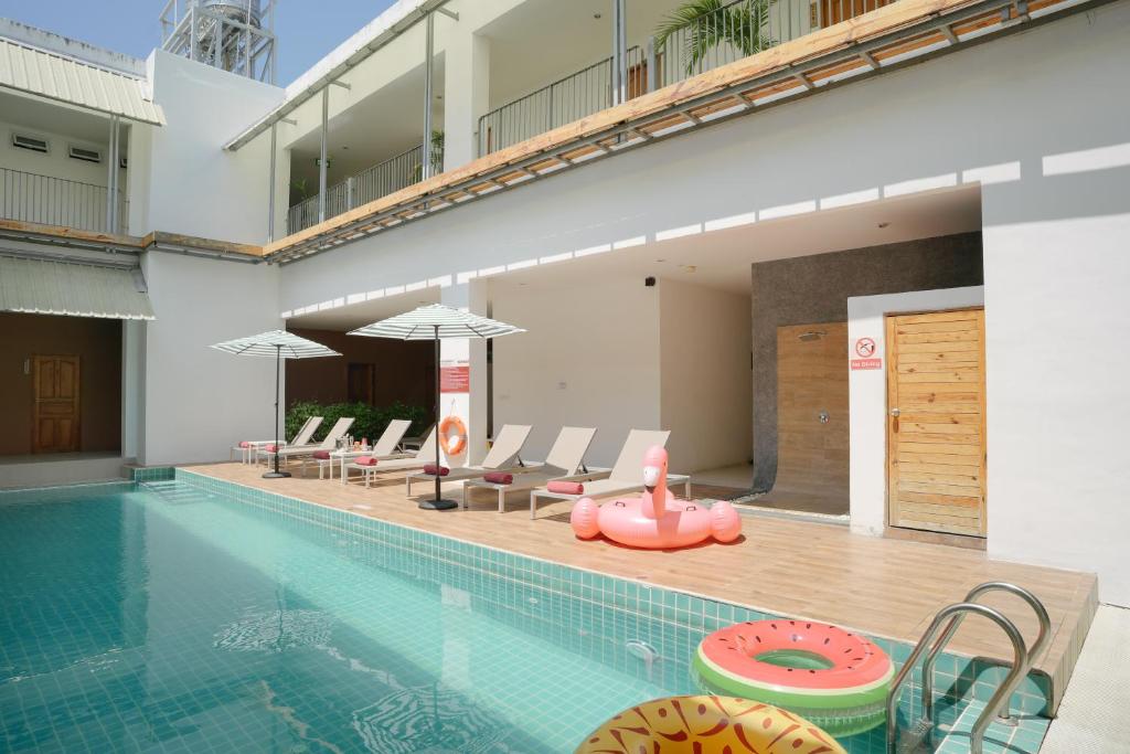 Bazén v ubytování Nonnee Hotel Kata Beach Phuket nebo v jeho okolí