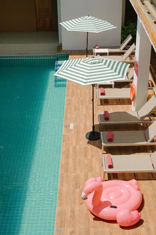 Bazén v ubytování Nonnee Hotel Kata Beach Phuket nebo v jeho okolí