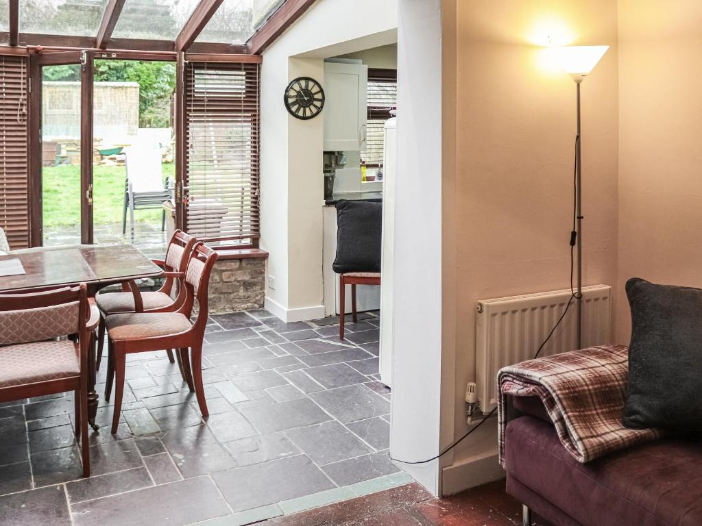 a dining room with a table and chairs at Maes Derlwyn in Llanberis