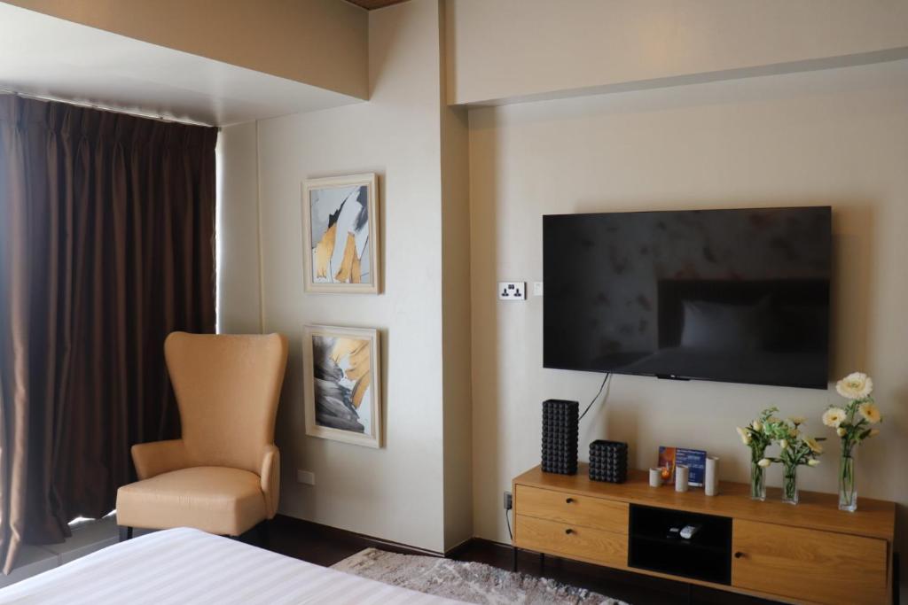 TV a/nebo společenská místnost v ubytování AEON SUITES Staycation