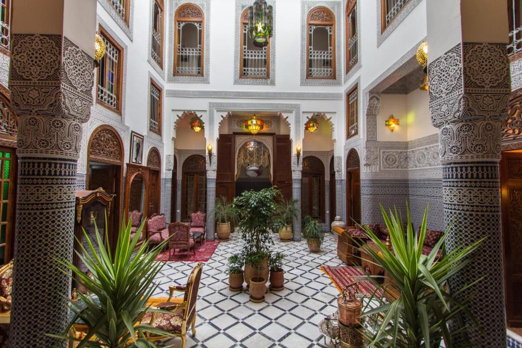 un vestíbulo con macetas en un edificio en Riad Tahra & Spa, en Fez