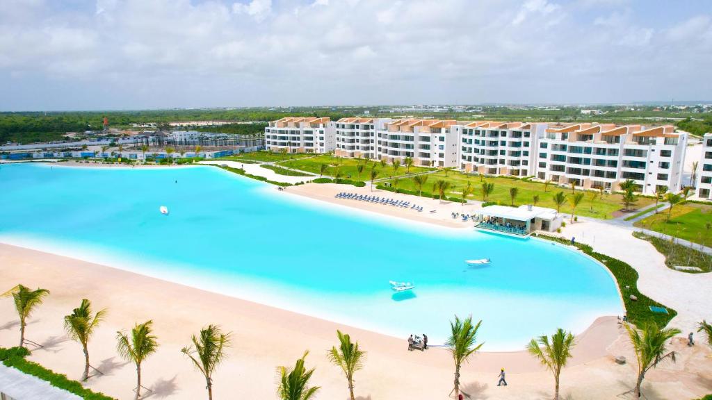 วิวสระว่ายน้ำที่ Scenic View Apartment in Downtown Punta Cana หรือบริเวณใกล้เคียง