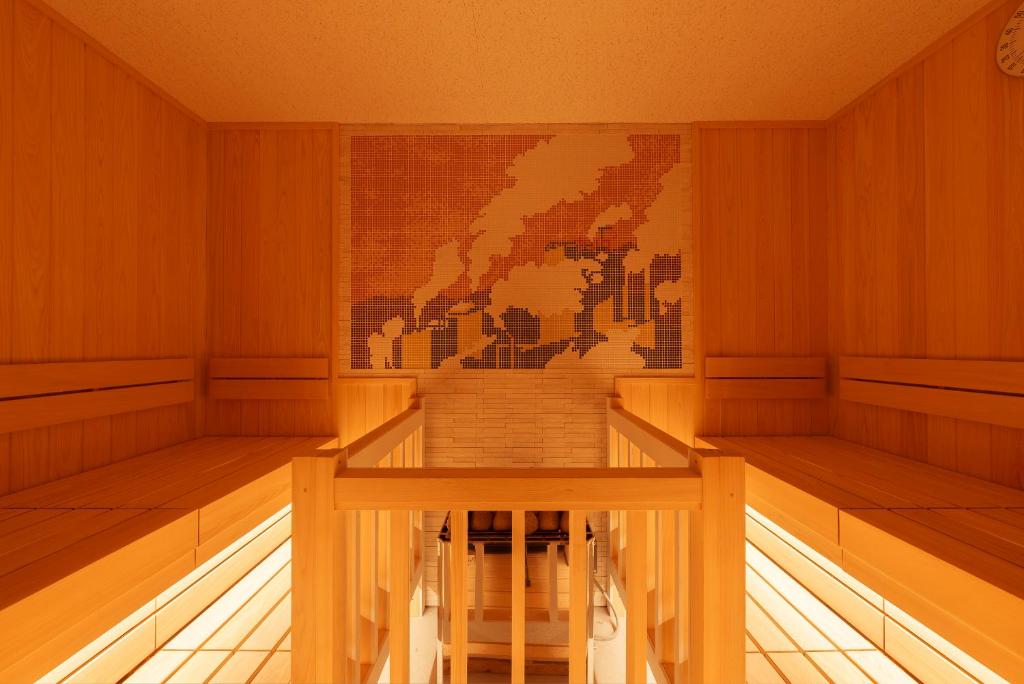 una sauna vacía con un mapa en la pared en BEPPU ROJIURA stay&sauna, en Beppu