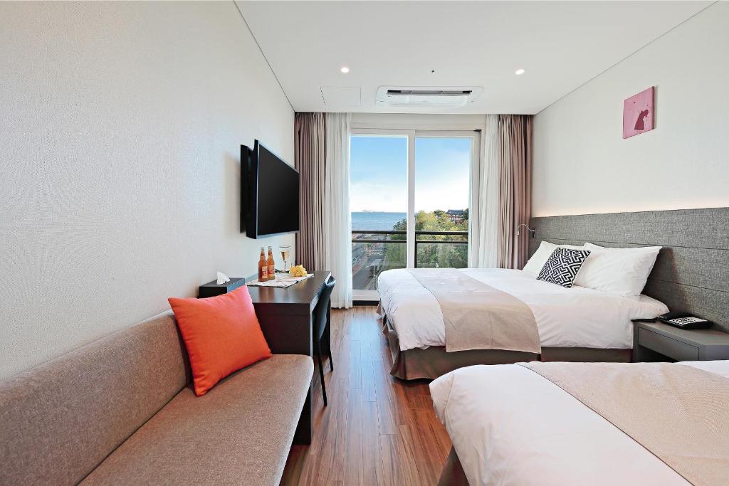 Postel nebo postele na pokoji v ubytování Airsky Hotel Incheon