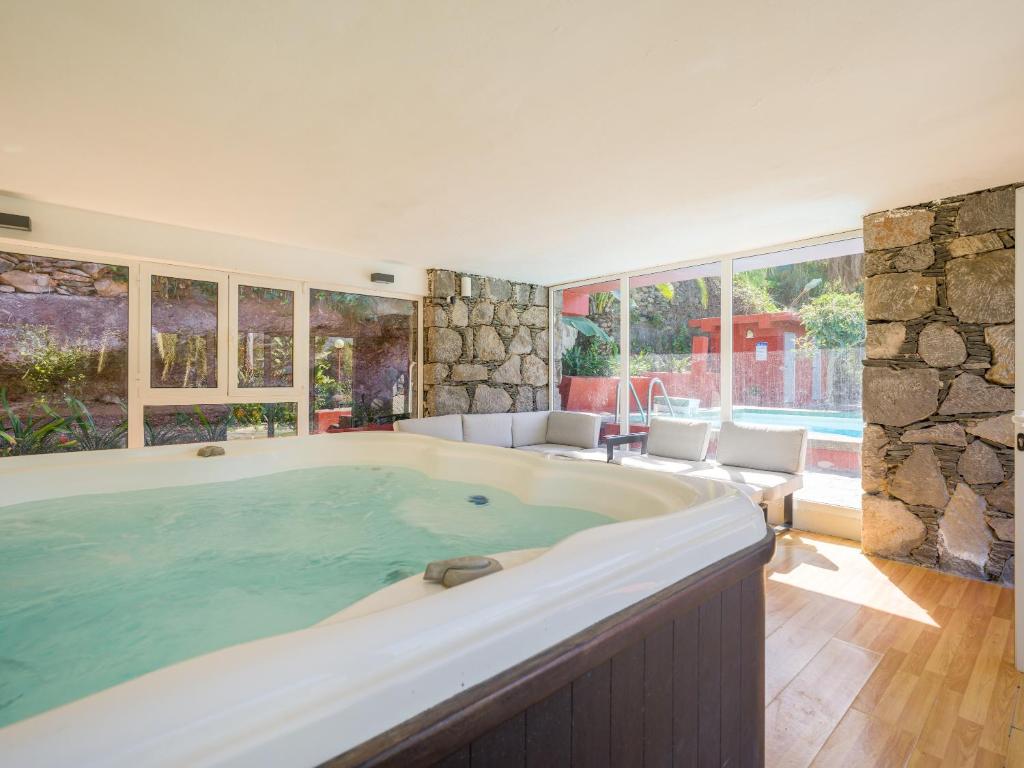 Bazén v ubytování El Jardin de Santa Brígida with private pool, sauna & jacuzzi nebo v jeho okolí