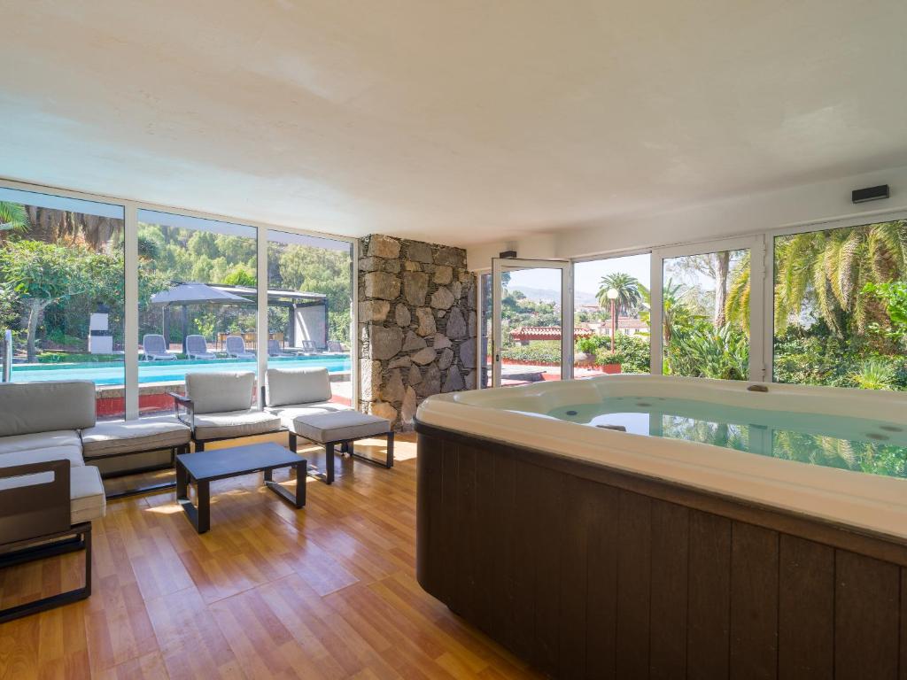 Bazén v ubytování El Jardin de Santa Brígida with private pool, sauna & jacuzzi nebo v jeho okolí