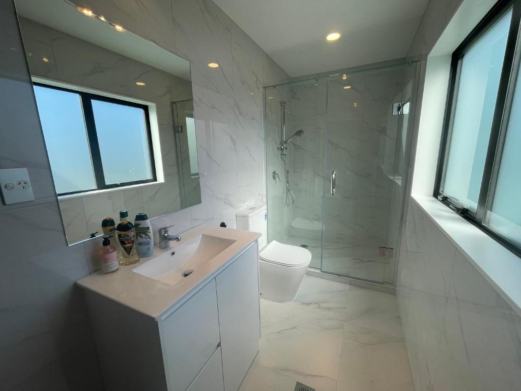 Modern Home by the Reserve - Resim 42