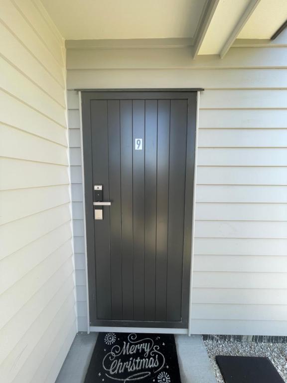 Modern Home by the Reserve - Resim 35