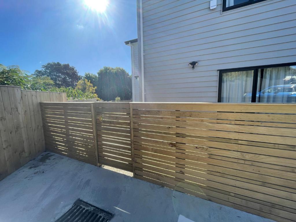 Modern Home by the Reserve - Resim 34