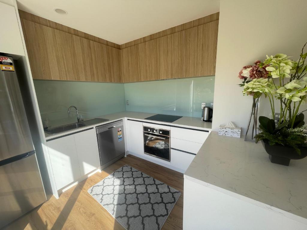 Modern Home by the Reserve - Resim 36