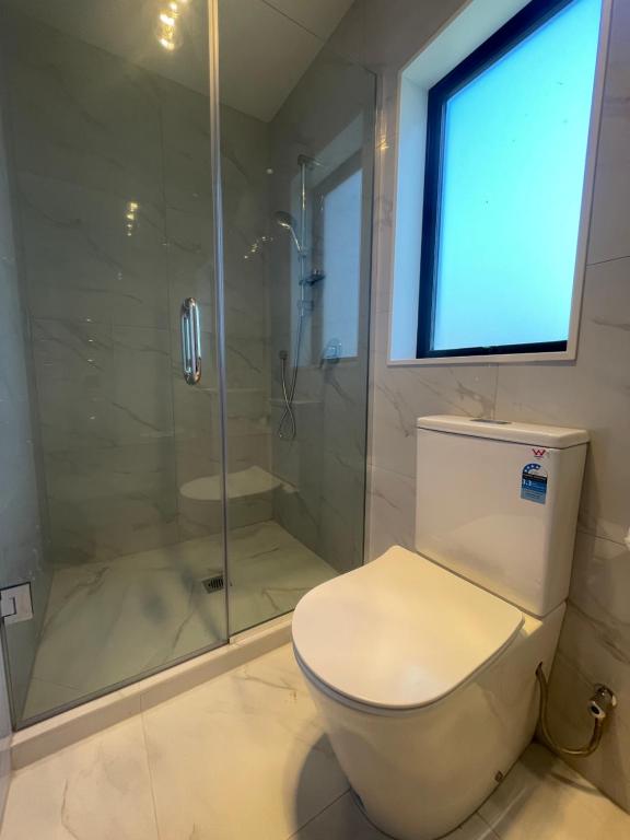 Modern Home by the Reserve - Resim 41