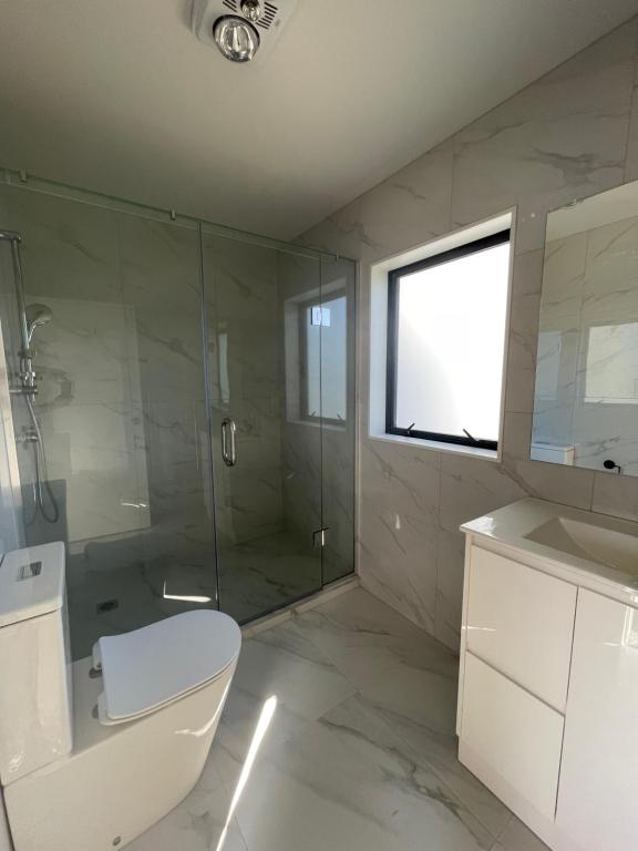 Modern Home by the Reserve - Resim 45