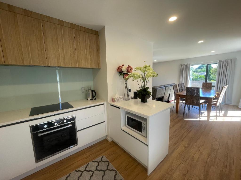 Modern Home by the Reserve - Resim 37