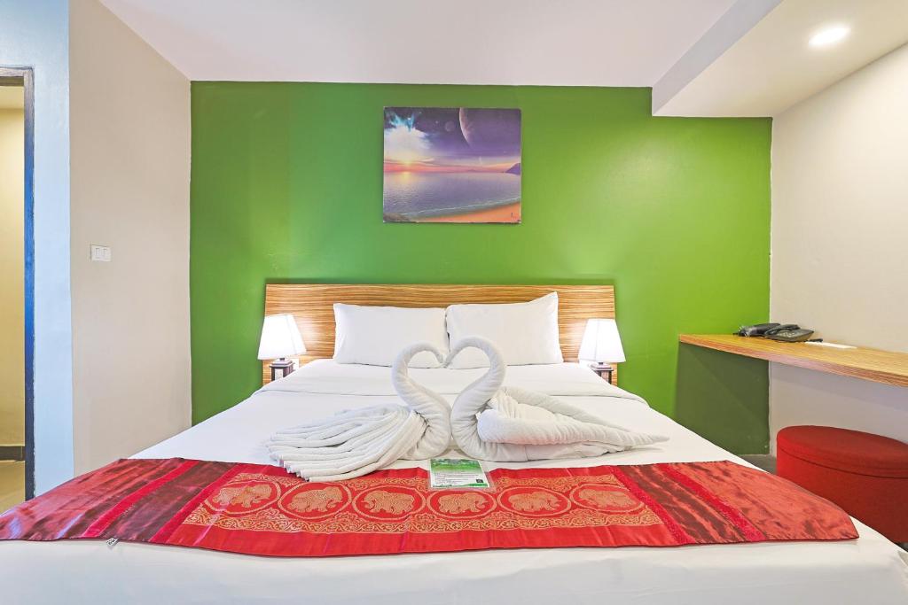 Postel nebo postele na pokoji v ubytování Gu Hotel Patong
