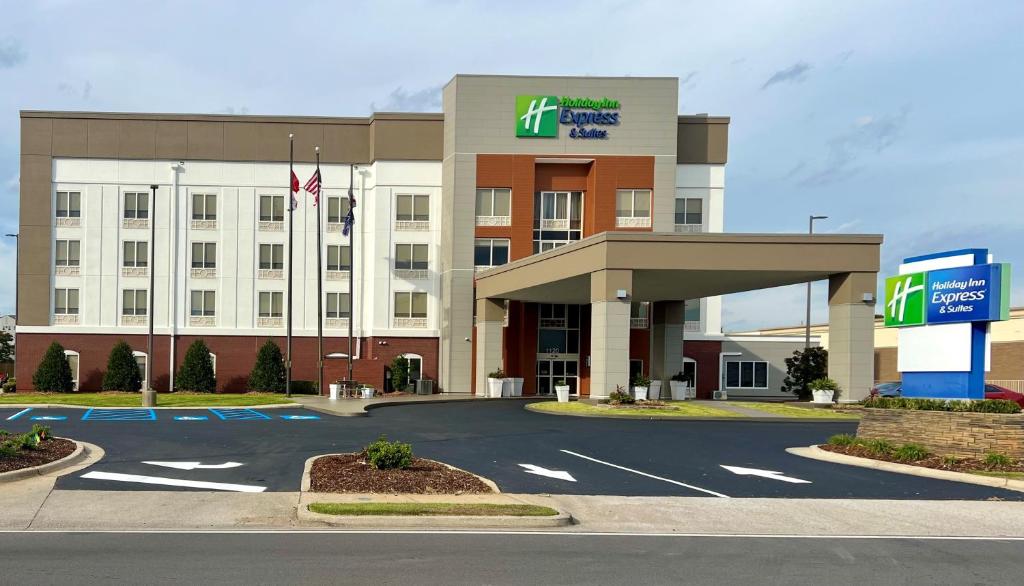 a hotel with a sign in a parking lot at Holiday Inn Express & Suites - Tuscaloosa-University, an IHG Hotel in Tuscaloosa