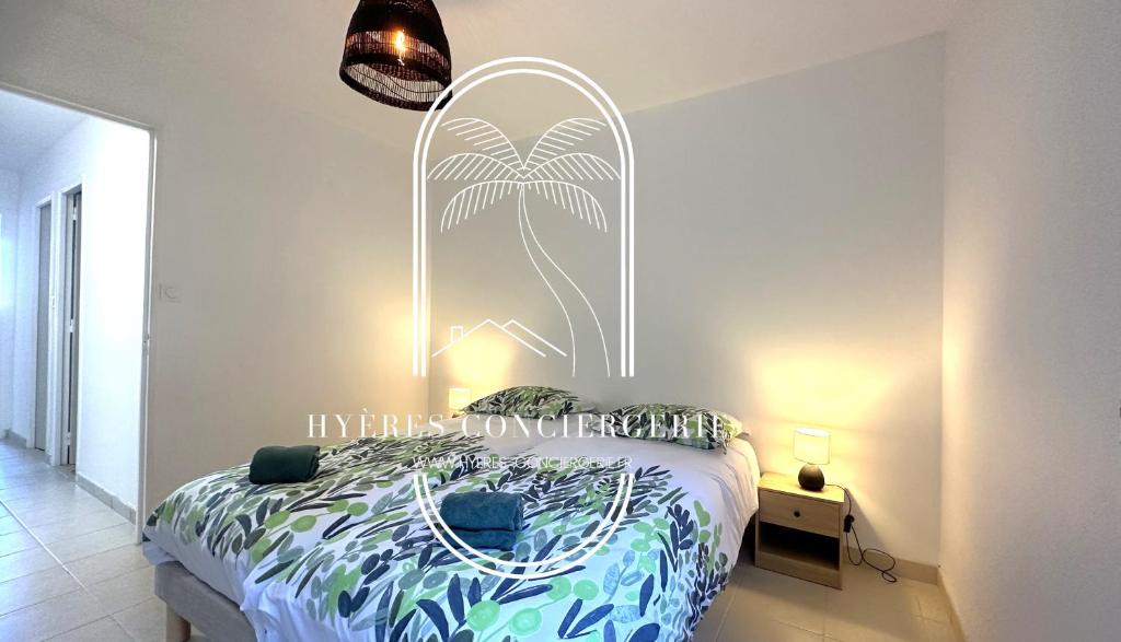 - une chambre avec un lit orné d'une fresque murale représentant des palmiers dans l'établissement Duplex-3 Chambres Giens-Wifi-Parking By HC, à Hyères