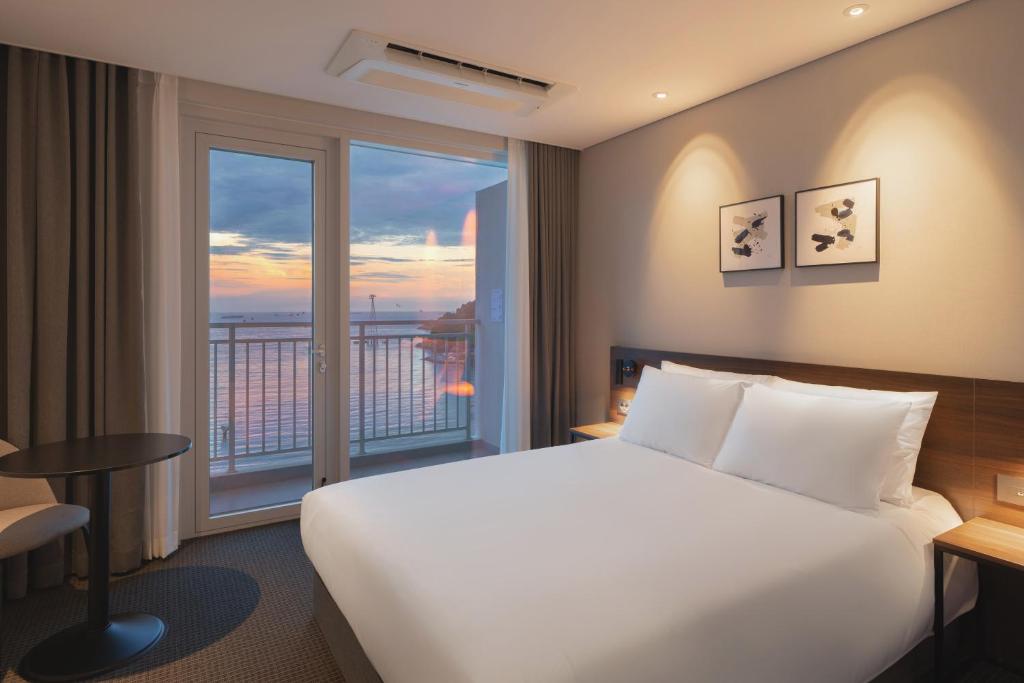 Postel nebo postele na pokoji v ubytování Urbanstay Busan songdo Beach