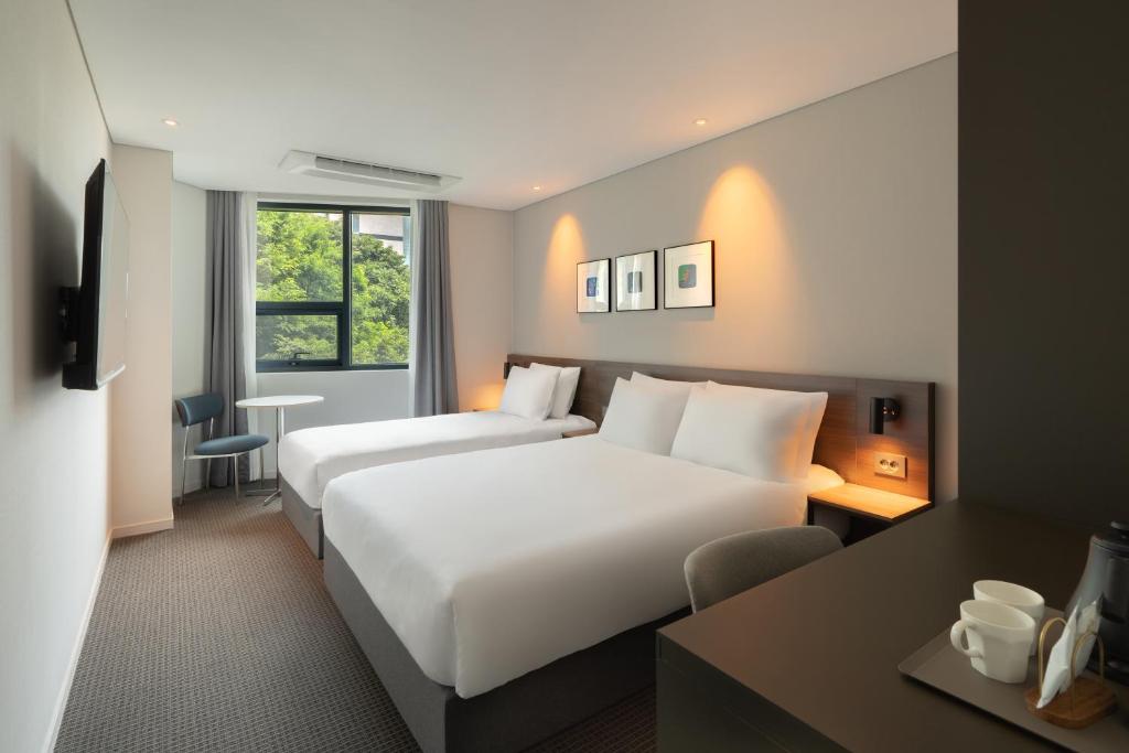 Postel nebo postele na pokoji v ubytování Urbanstay Busan songdo Beach