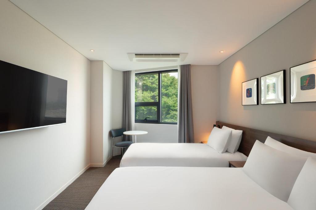 Postel nebo postele na pokoji v ubytování Urbanstay Busan songdo Beach