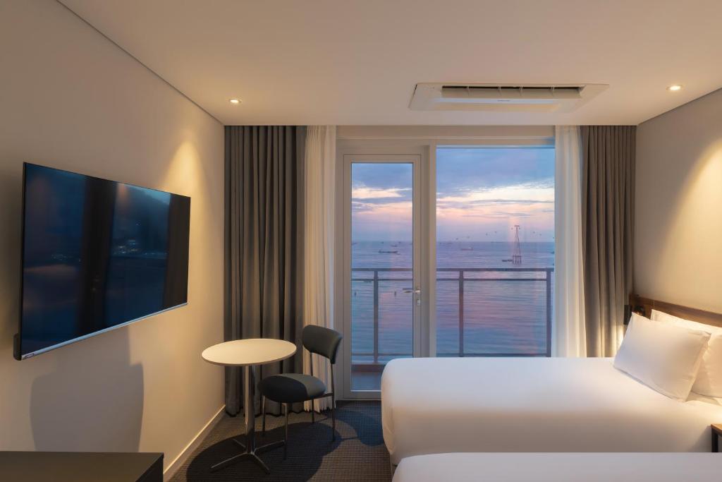 Postel nebo postele na pokoji v ubytování Urbanstay Busan songdo Beach