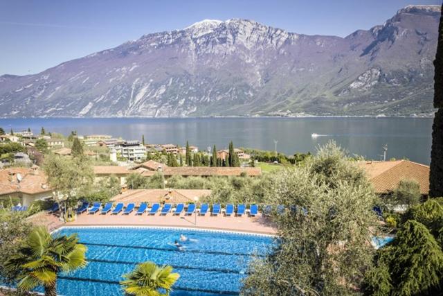 una grande piscina con vista su una montagna di Aria Life Hotel a Limone sul Garda