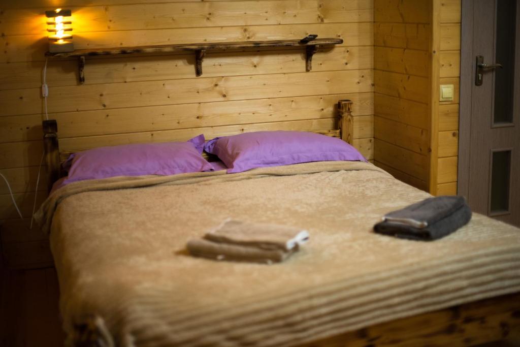 un letto con due asciugamani sopra di Чан Баня Басейн a Mizhhirya