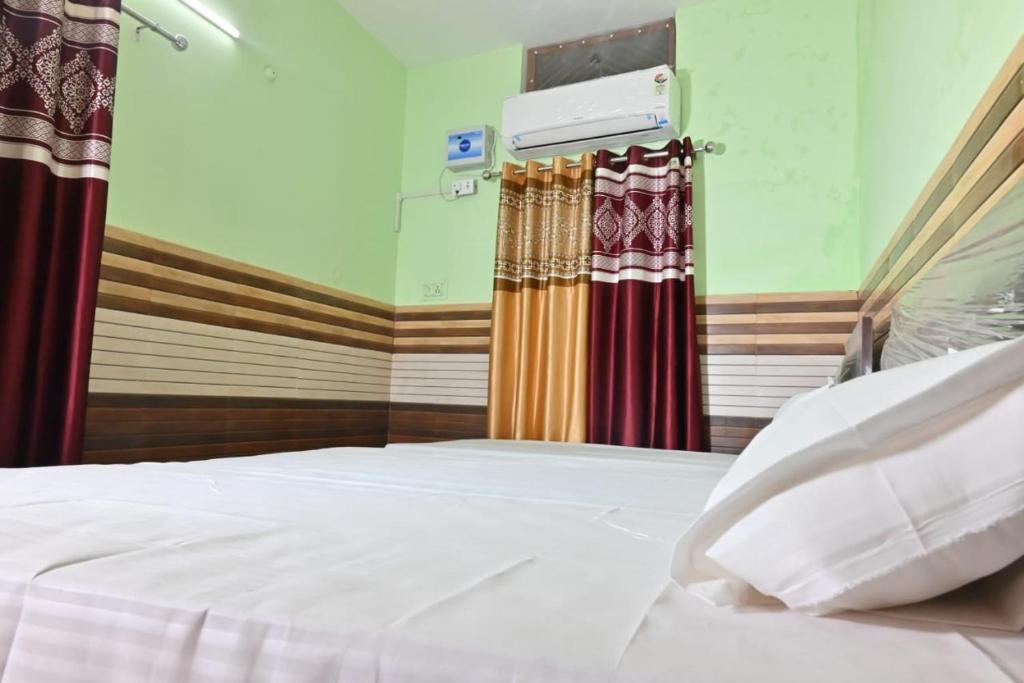 سرير أو أسرّة في غرفة في Vaidehi Home Stay