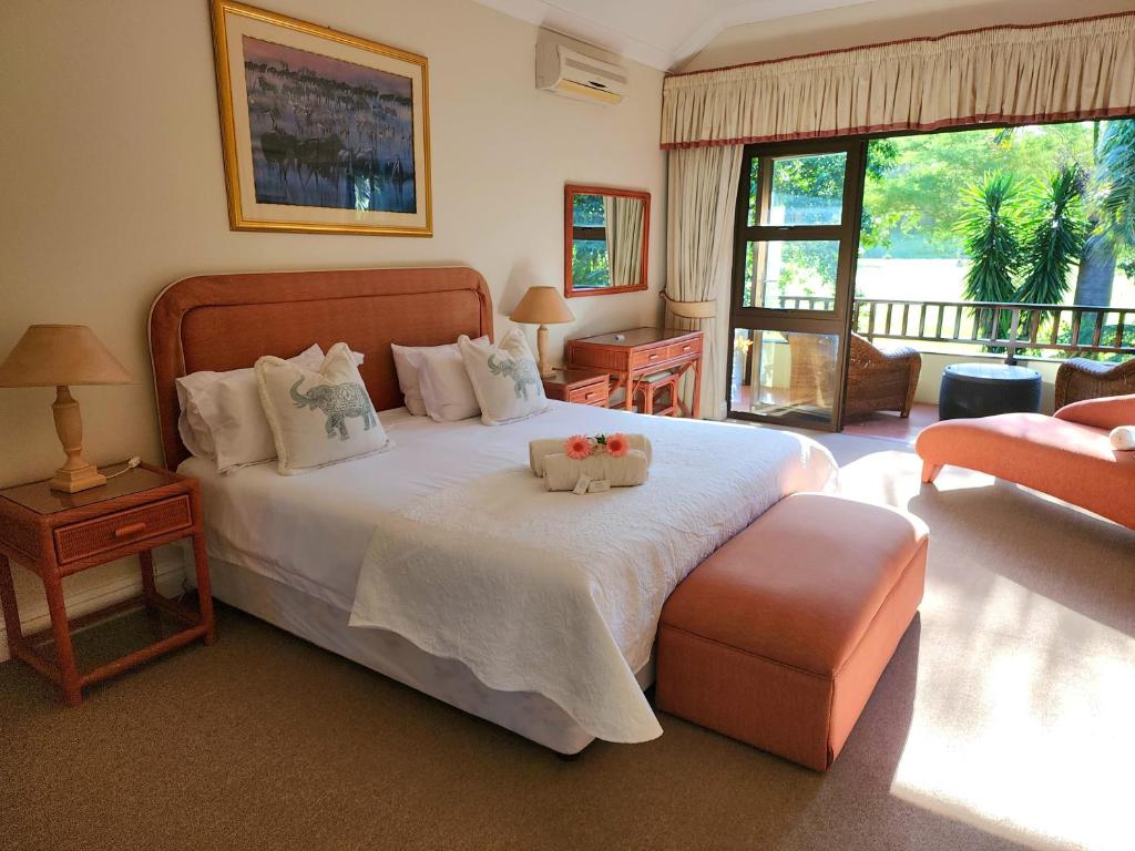 - une chambre avec un grand lit et une grande fenêtre dans l'établissement Villa A13 - Selborne Golf Estate, à Pennington