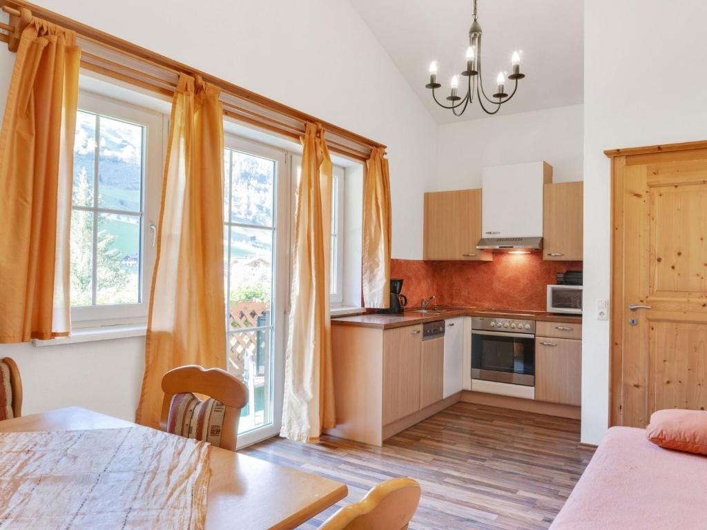 Kuchyň nebo kuchyňský kout v ubytování Spacious Apartment in GroBarl with Sauna
