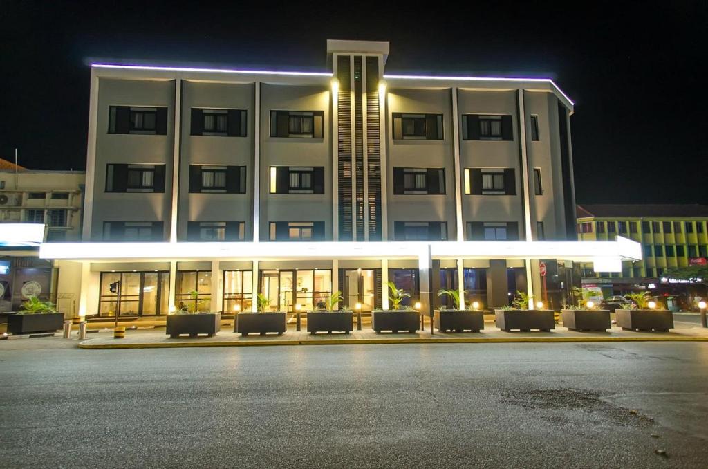 un grand bâtiment avec un groupe de chaises devant lui dans l'établissement Imperial Hotel Express, à Kisumu