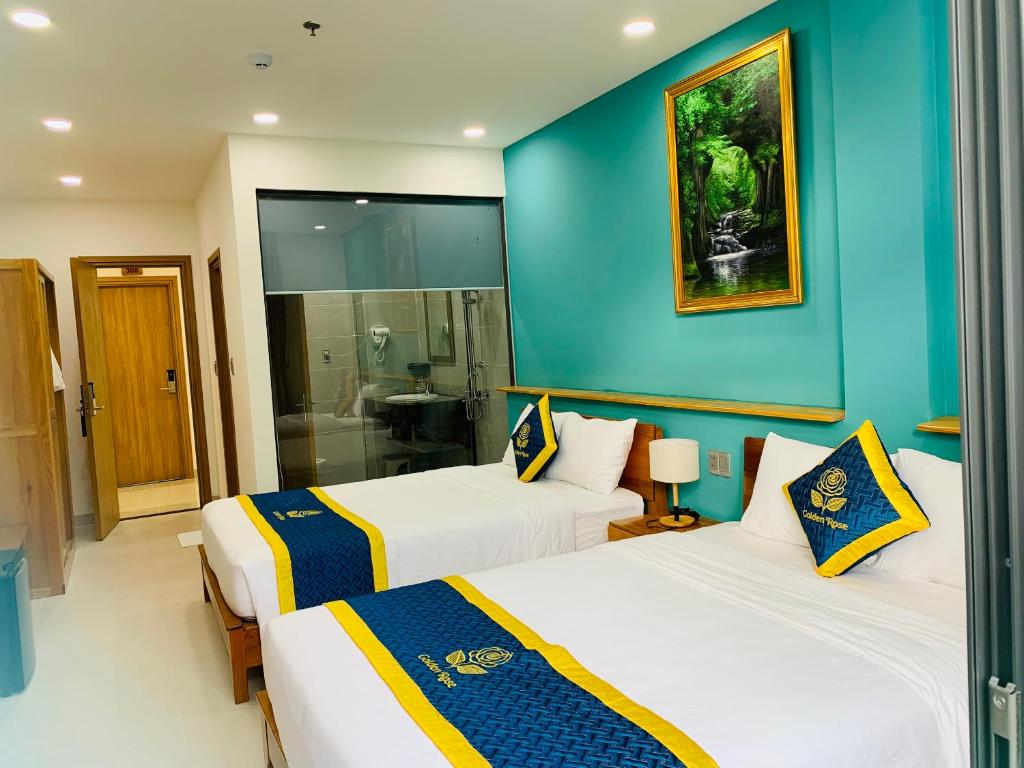 Postel nebo postele na pokoji v ubytování Golden Rose Hotel