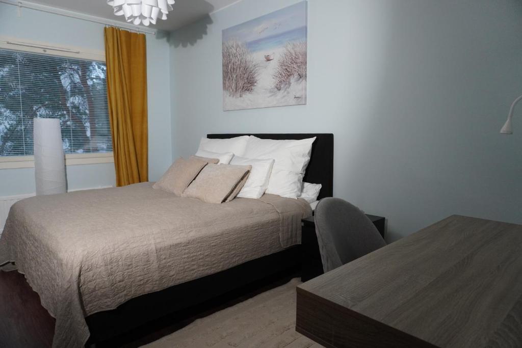Easypass Apartmenthotel في هلسنكي: غرفة نوم بسرير وطاولة ونافذة