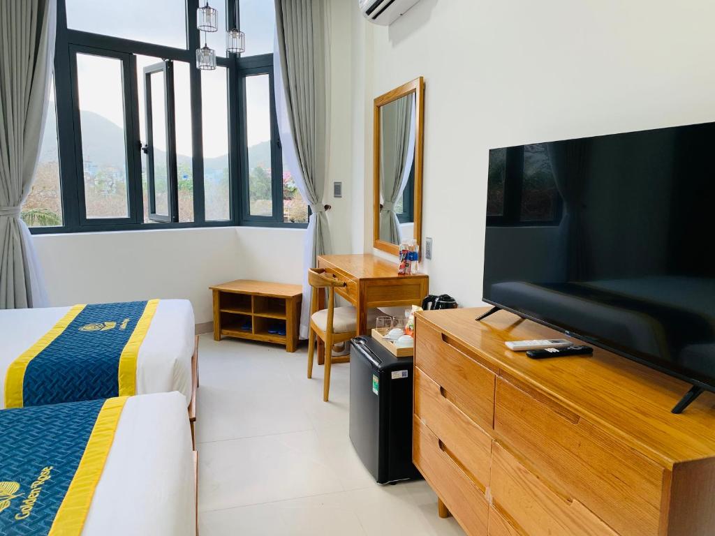 TV a/nebo společenská místnost v ubytování Golden Rose Hotel