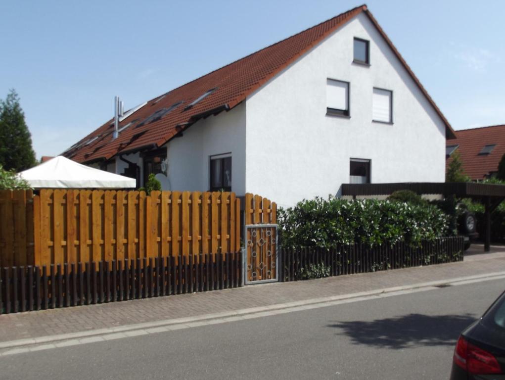 una casa bianca con una recinzione di legno di fronte di Feworeinhard a Speyer