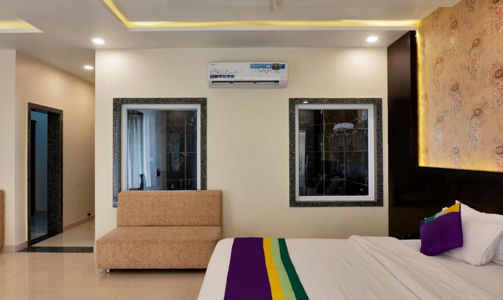 Postel nebo postele na pokoji v ubytování Treebo Premium Royal Amar With Mountain View, 2 Km From Pushkar Lake
